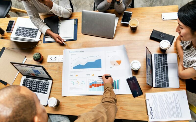 Agence ou freelance : qui choisir pour votre webmarketing en phase de croissance ?