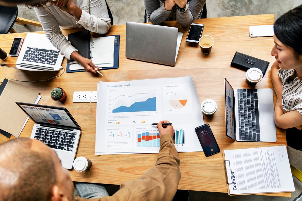 Agence ou freelance : qui choisir pour votre webmarketing en phase de croissance ?